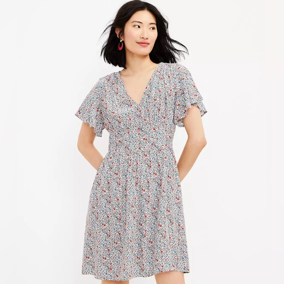 LOFT Dresses & Skirts - LOFT Flutter Sleeve Floral Dress Size 2P